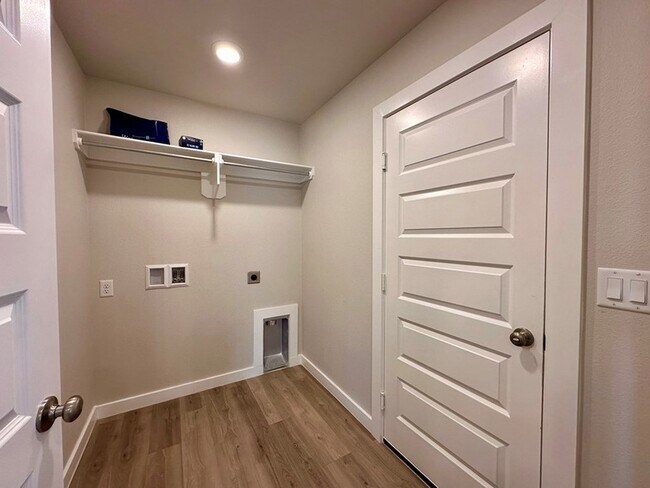 Building Photo - 5817 Settler Ave