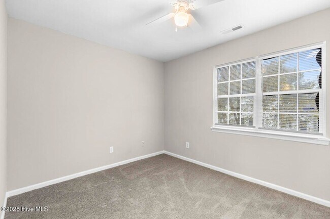 Building Photo - Updated Townhome In Hunters Creek