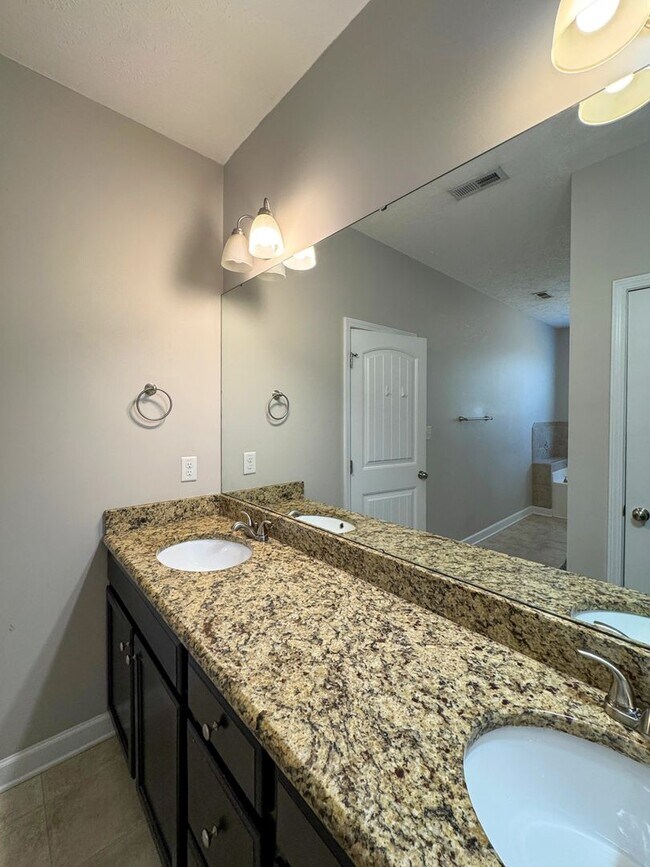 Building Photo - Beautiful 5 Bed 2.5 Bath Home with Main Level Primary Bedroom