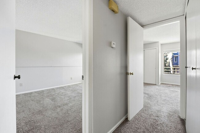 Building Photo - Charming 2 Bedroom Second Story Condo with easy access to everything!