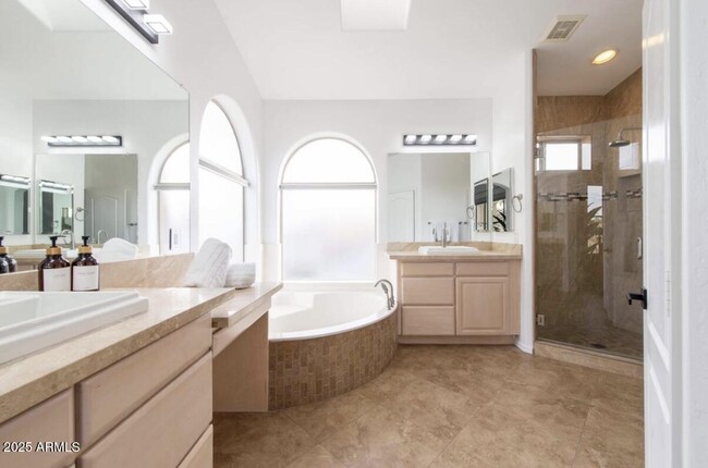 Building Photo - 5536 E Campo Bello Dr