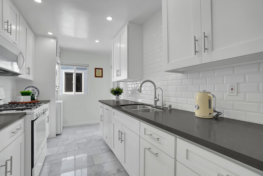 Building Photo - 2223 S Bentley Ave