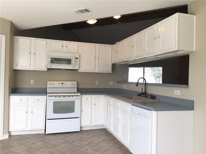 Building Photo - 621 Shenandoah Ct