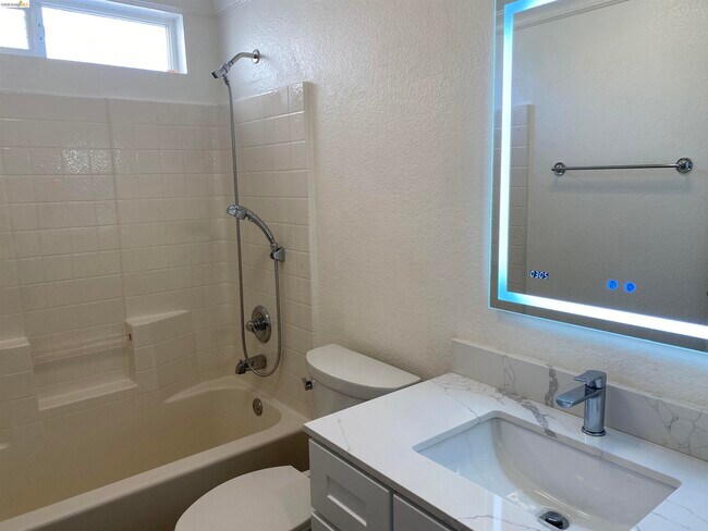 Building Photo - 1417 Solana Dr