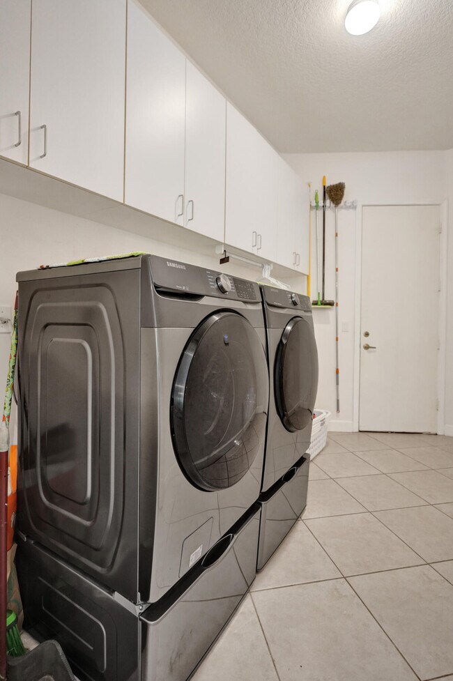 Building Photo - 15910 Lindbergh Ln