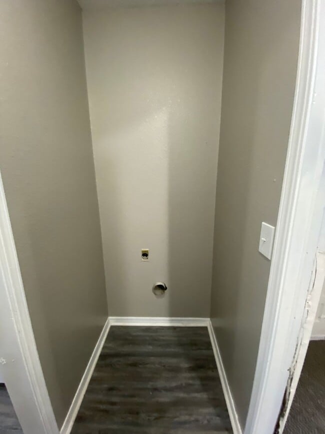 Building Photo - Cute 4 Bedroom Home