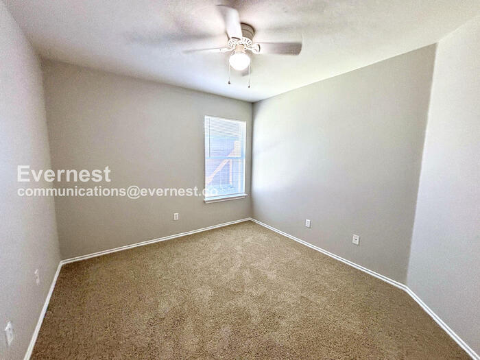 Building Photo - 306 Mossy Rock Dr