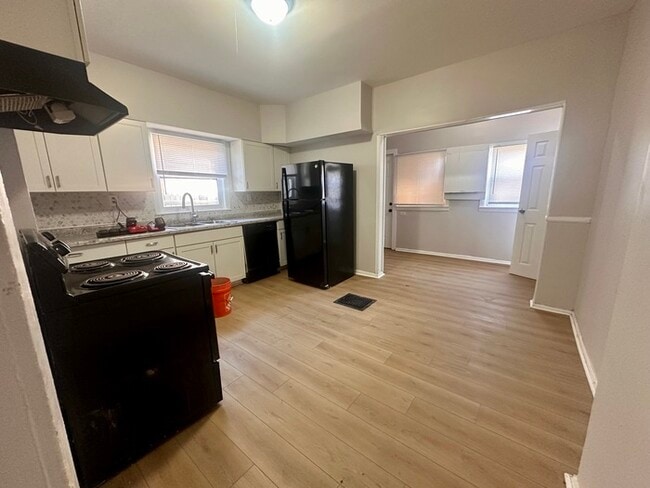 Building Photo - 325 N Gladstone Ave