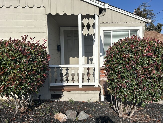 Building Photo - Beautifully Well-Kept 2 Bedroom, 1 Bath Home