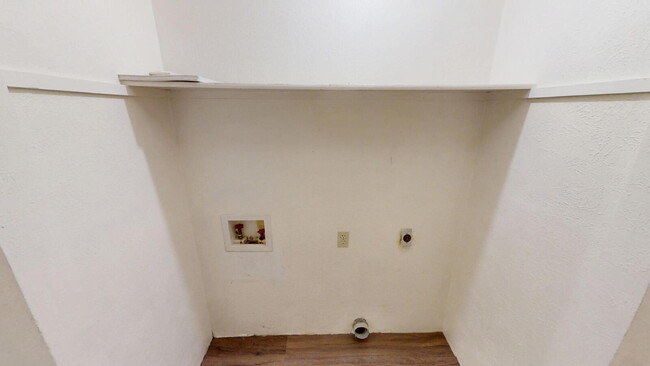 Building Photo - "Charming 3-Bed, 2-Bath Gem in Copperas Co...