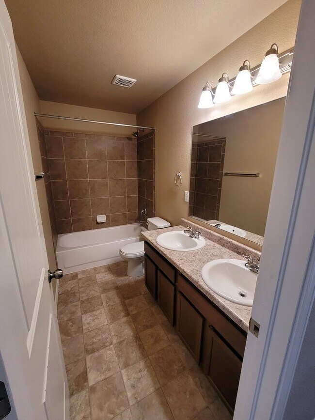 Building Photo - Spacious 4 Bedroom for Rent on Desert Lily