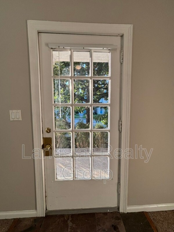 Building Photo - 2127 Grinstead Dr