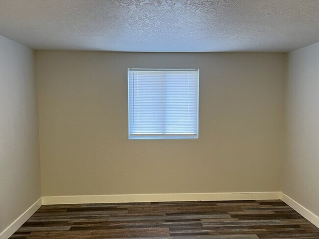 Building Photo - 3Bd/2Ba Two Story House - Available Now!