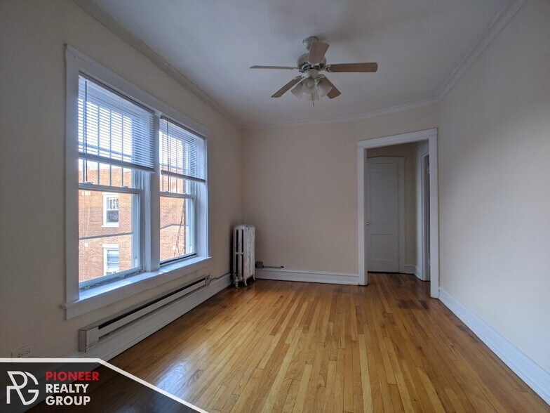 Building Photo - 949 W Cornelia Ave