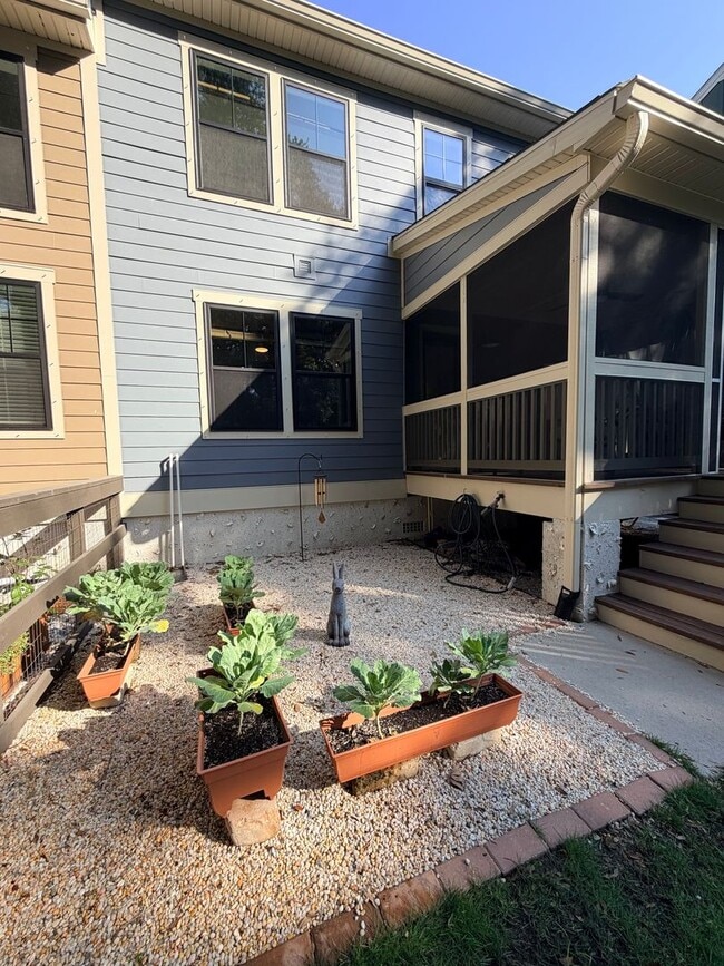 Building Photo - Four Bedroom Town Home in Old Stoney Village- Two Primary Suites