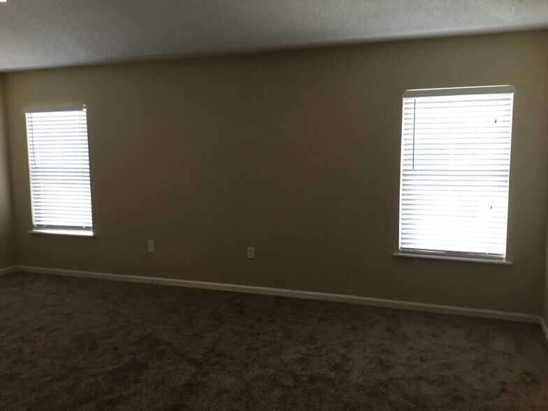 Building Photo - 11484 Brian Lakes Dr N