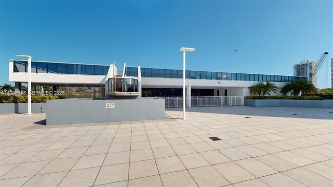 Building Photo - 3625 N Country Club Dr