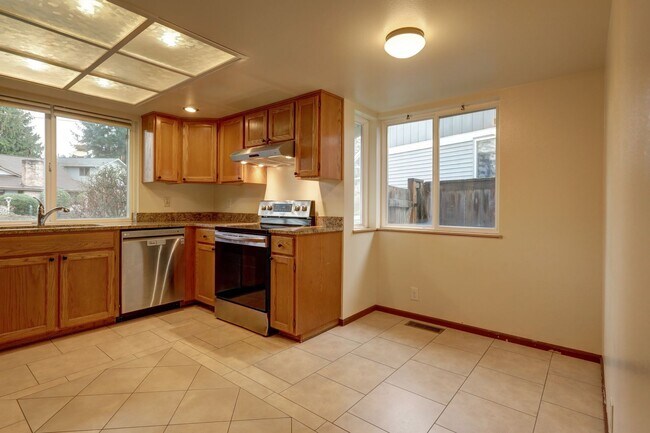 Building Photo - Bright spacious 4-bedroom 2.5 bath home in Bellevue