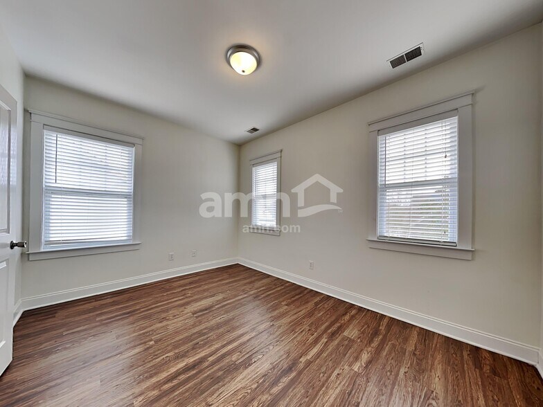 Building Photo - 206 Hydrangea St