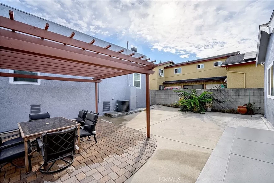 back patio - 623 Brittania St