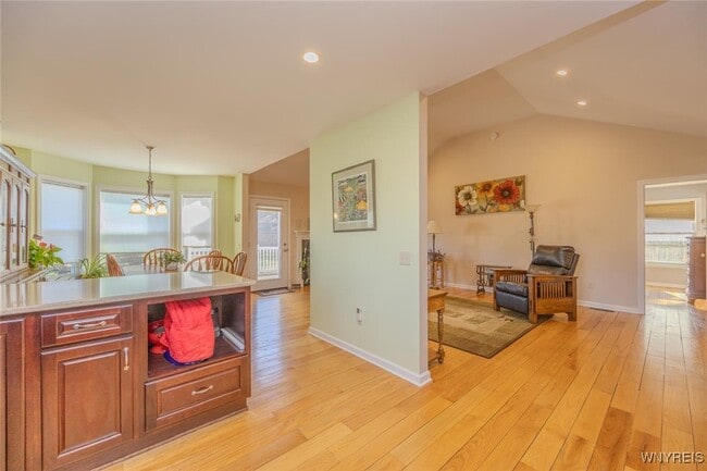 Building Photo - 105 Pine St