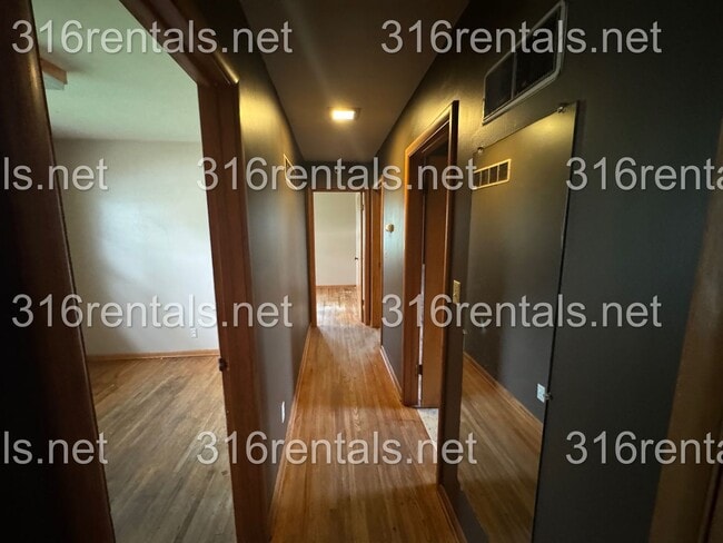 Building Photo - $975 - 3 bed 1 bath - Single Family Home