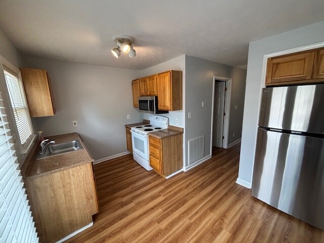 Kitchen - 125 Macey Ave