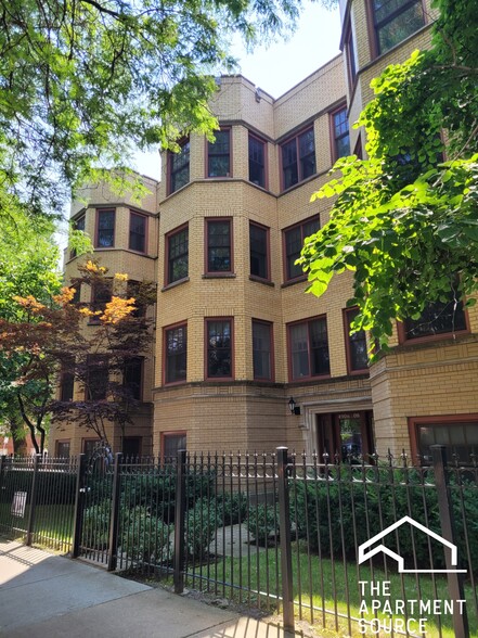 Building Photo - 2704 W Ainslie St