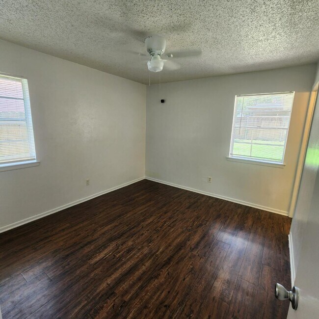 Building Photo - 2417 Lakeshore Dr