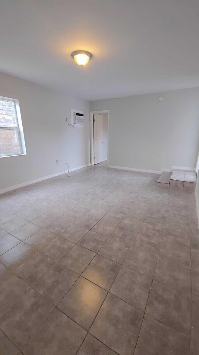 Building Photo - 621 NW 5th Ave