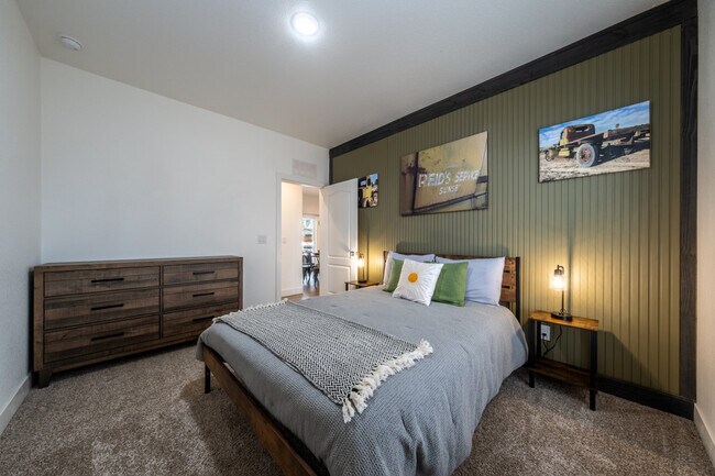 Building Photo - 523 W Vance Dr