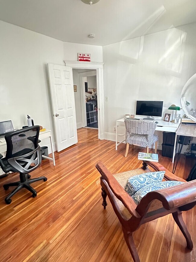 Building Photo - The Perfect 2bed/1bath with Porch, Private...
