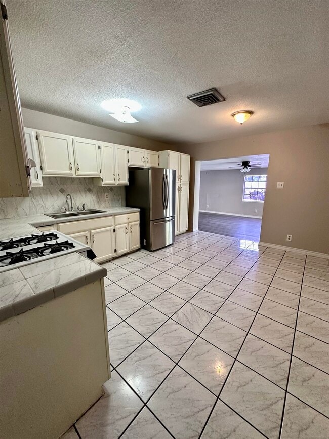Building Photo - 4610 Retama Dr