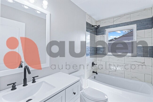 Building Photo - 4430 Lilac Ln