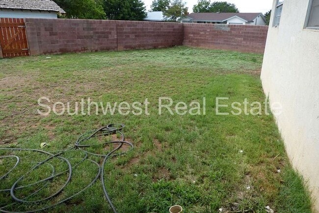 Building Photo - Lovely 3 bedroom 2 bath home