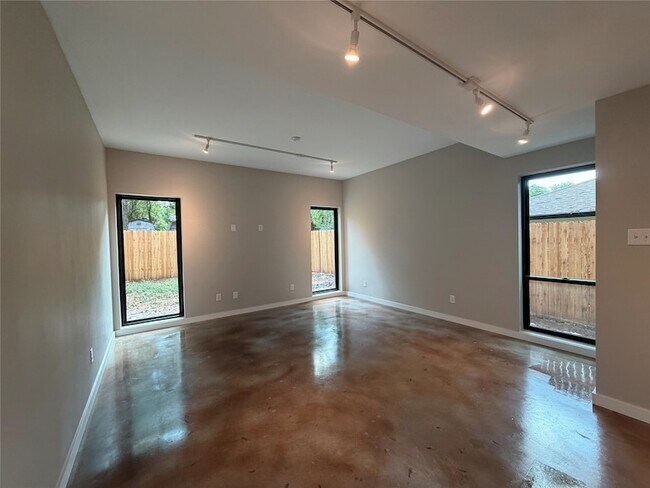 Building Photo - 957 Woods Ave