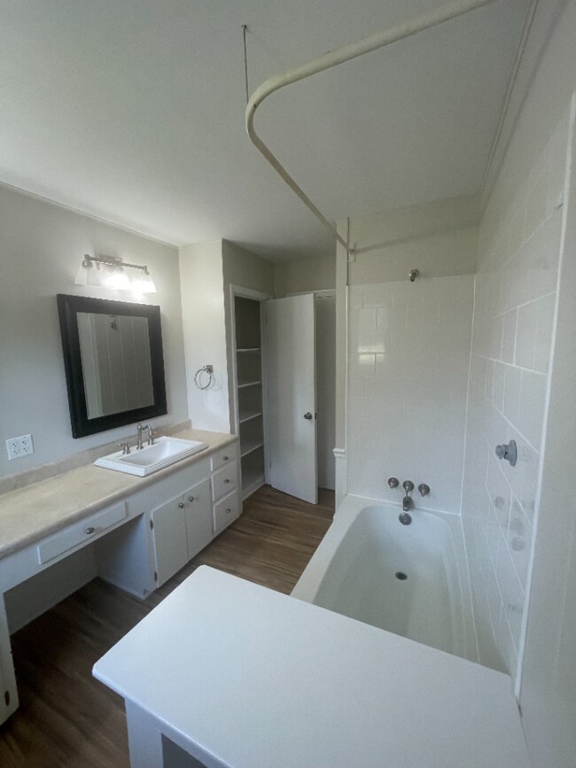 Building Photo - 4 bedroom house with fenced in yard and storage galore 8 minutes from Liberty University and Ward...