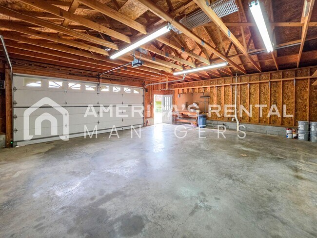 Building Photo - DEPOSIT PENDING! Newly Renovated and Ready for Move In!