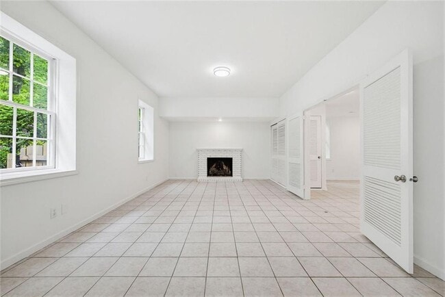 Building Photo - 445 Forest Hills Dr