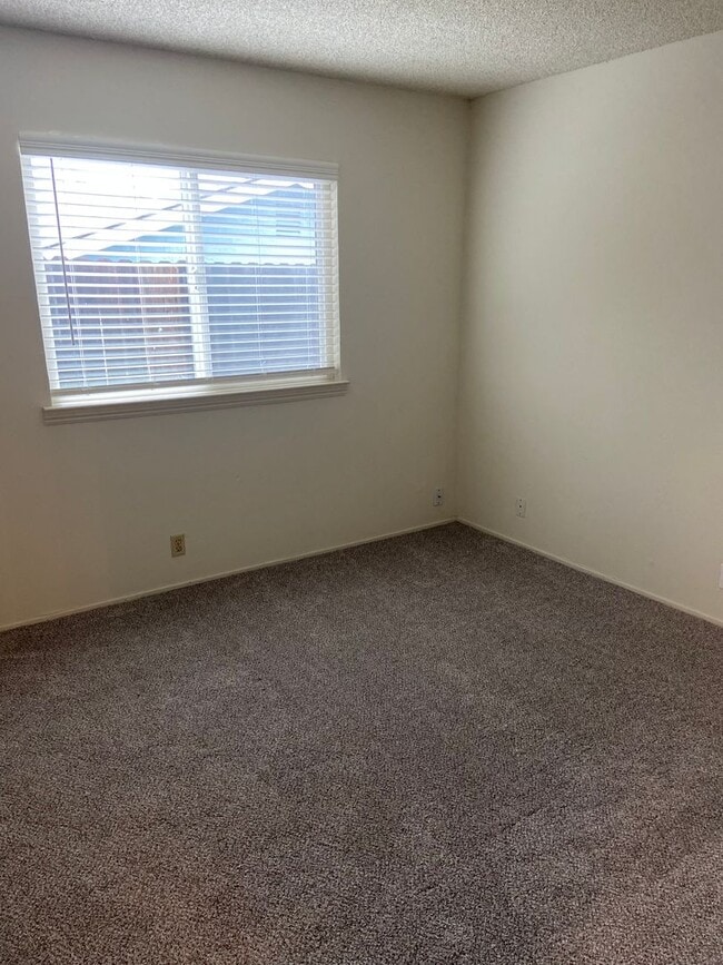 Building Photo - Super clean! 3 Bdrm, 2 Bath near Greenback & Trajan