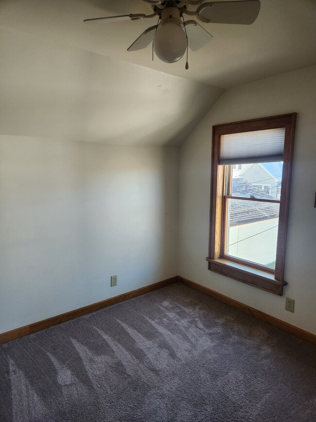 Building Photo - 326 S 13th St