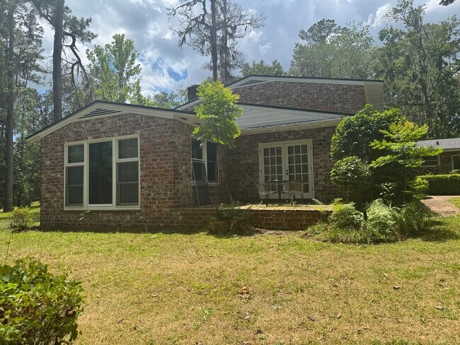 Building Photo - Stunning 4-Bedroom, 3-Bathroom Home with A...
