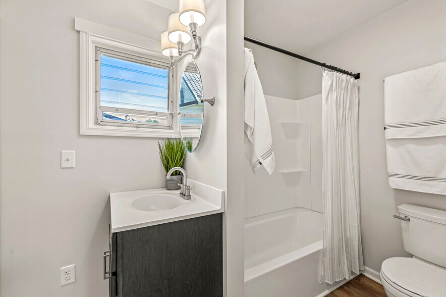 Full Bath - 174 W 7th St