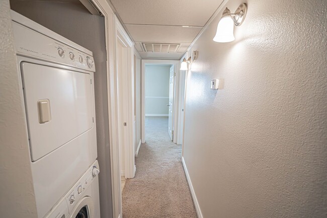 Building Photo - 2 Bedroom Condo for Rent in Canyon Country!