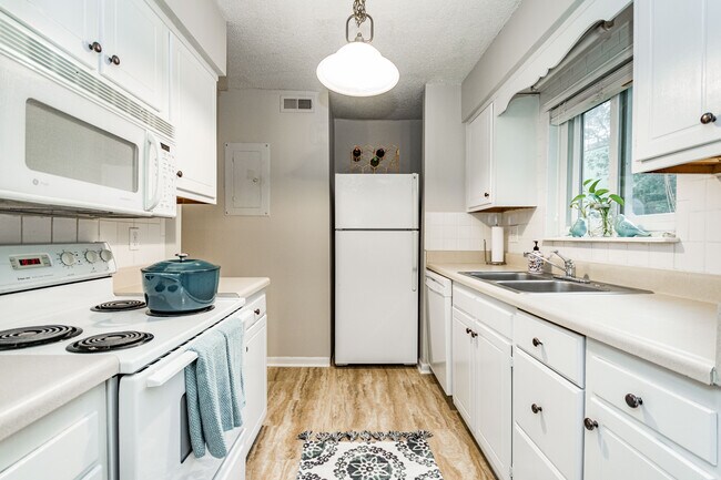 Building Photo - 631 Pine Ridge Pl