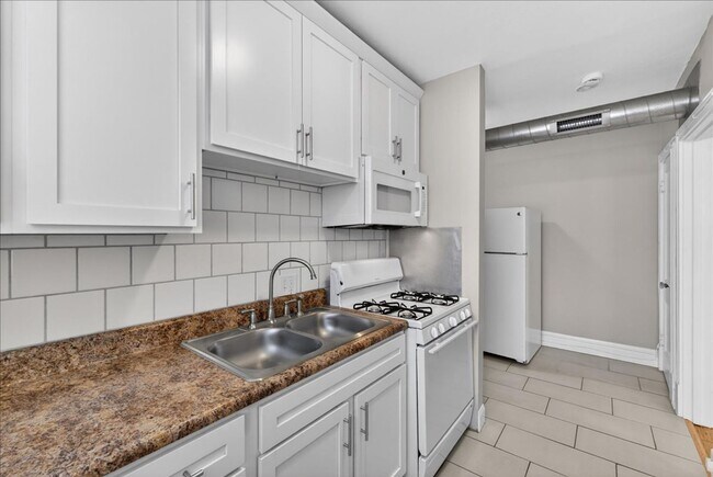 Building Photo - Meryl Wears Prada