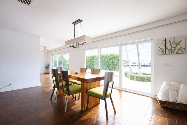 Building Photo - 3018 NE 26th St