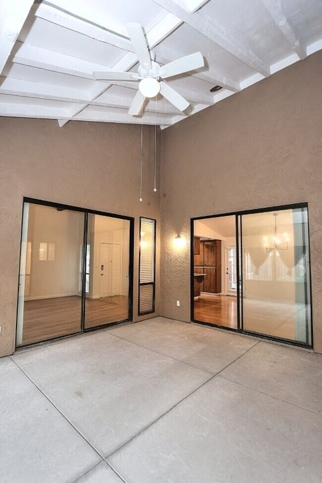 Building Photo - Beautiful corner halfplex available now for rent!