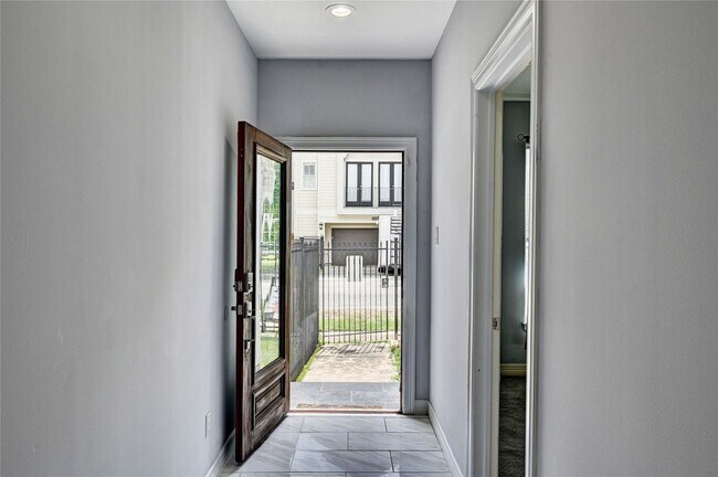 Building Photo - 5507 Darling St