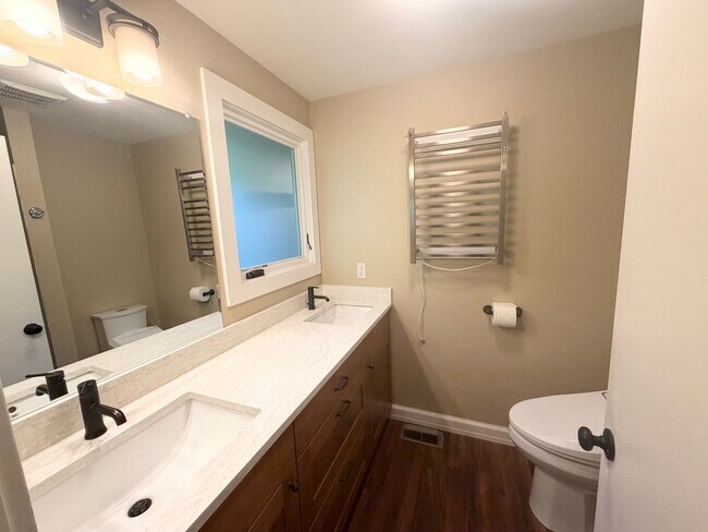 Building Photo - Charming, Spacious, Updated Home in Lake Oswego!